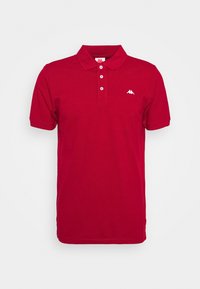 Polo en coton rouge avec col, patte de boutonnage à trois boutons et petit logo blanc sur le côté gauche de la poitrine. Manches courtes avec un ourlet droit.