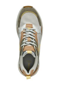 Sneaker con tomaia in mesh bianco, dettagli in suede marrone, particolari grigi e un'etichetta gialla. Include lacci e un interno imbottito e testurizzato.