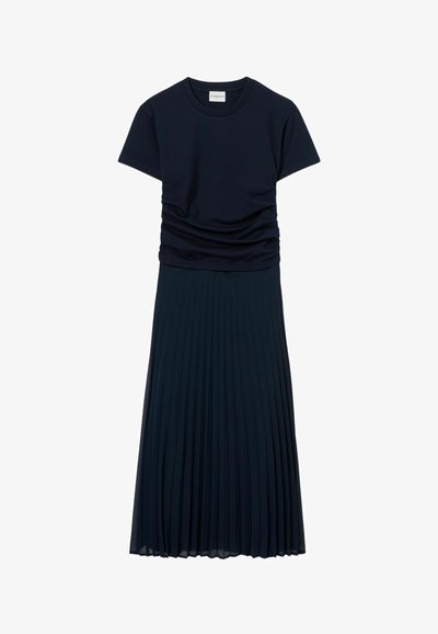 Vestito nero a maniche corte con vita arricciata e gonna lunga plissettata, mostrato steso su sfondo bianco.