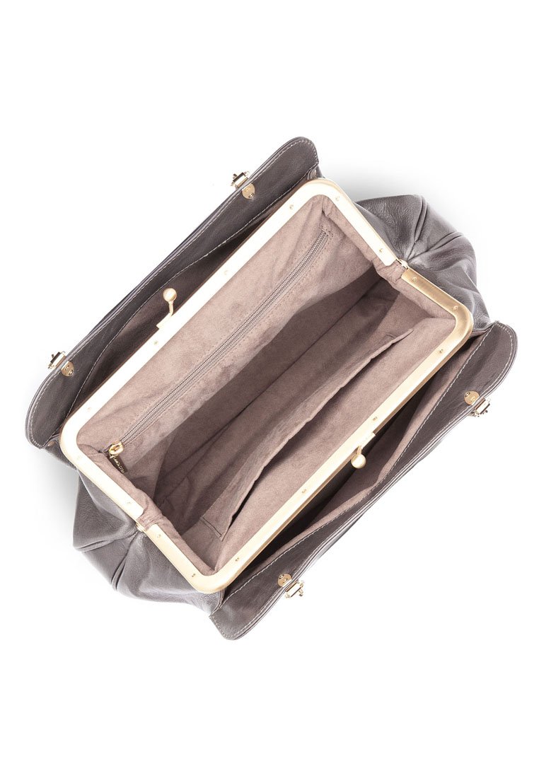 Borsa in pelle grigia con una struttura in metallo e due tasche interne, dotata di una morbida fodera in tessuto e di un compartimento sicuro con zip.
