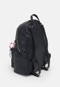 Černý batoh z imitace kůže s vyraženým vzorem loga, zlatým zipem a dvojitými ramenními popruhy. Má barevné kovové doplňky.