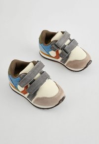 Multikleurige sneakers met een bovenwerk van gaas in crème, grijs en blauw. Voorzien van twee grijze klittenbandriemen en een gestructureerde bruine zool.