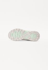 Schuhsohle mit strukturiertem Design in Hellgrün und Weiß, ausgestattet mit einer gemusterten Außensohle für Grip und Flexibilität. Der Markenname "Merrell" ist sichtbar.