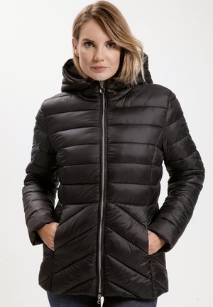 Czarna kurtka puchowa z zamkiem z przodu, kapturem i wzorem w zygzak. Dwa boczne kieszenie oraz miękki, błyszczący materiał tworzą elegancki design.