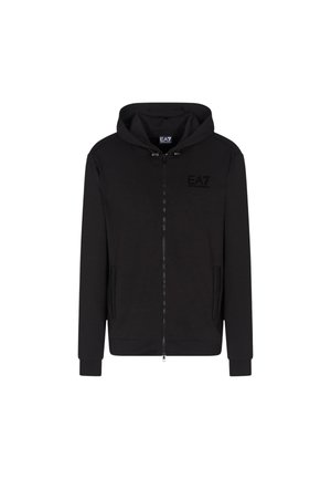 Sudadera con cremallera negra hecha de tejido suave, con una cremallera frontal, dos bolsillos laterales y una capucha; logo EA7 en relieve en el pecho.
