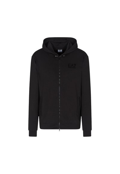 Sudadera con cremallera negra hecha de tejido suave, con una cremallera frontal, dos bolsillos laterales y una capucha; logo EA7 en relieve en el pecho.