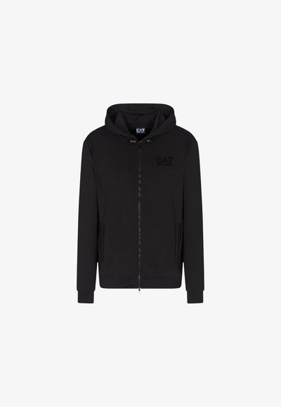 Sudadera con cremallera negra hecha de tejido suave, con una cremallera frontal, dos bolsillos laterales y una capucha; logo EA7 en relieve en el pecho.