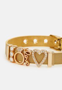 Zlatna mrežasta narukvica s prozirnim rhinestones, charmovima u obliku srca i natpisom "ljubav", prilagodljivom kopčom i teksturiranim dizajnom za dodatne detalje.