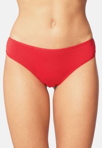Fundă de bikini roșie cu o textură fină, oferind o croială joasă, cu un tiv minim la talie și la deschiderile pentru picioare.