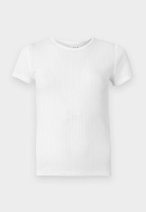 Fehér, rövid ujjú bordázott kötésű póló kerek nyakkivágással és finom, függőleges texturált mintákkal.