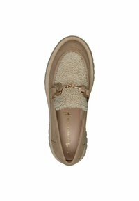 Beige slip-on kengät, joissa on pörröinen yläosa, kultaketjuviimeistely ja kuvioitu kumipohja pidon takaamiseksi. Käytetyt materiaalit ovat sileitä ja pehmeitä.