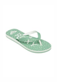 Gröna flip-flops med ett prickigt mönster, vit logotyp och en texturerad fotbädd. Remmarna är platta och gjorda av flexibelt material.