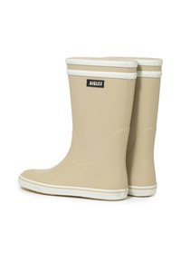 Stivali da pioggia in gomma beige con accenti bianchi e un logo, caratterizzati da una punta arrotondata e una suola piatta. Texture liscia e design del gambale dritto.