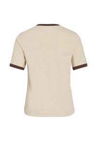 T-shirt beige a maniche corte con colletto e polsini a coste marroni. Tessuto dalla consistenza liscia. Vestibilità classica senza grafiche o loghi visibili.