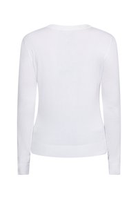 Witte, lange mouw gebreide trui met ronde hals, getailleerd ontwerp, geribde manchetten en taille, met een gladde textuur en minimalistische stijl.
