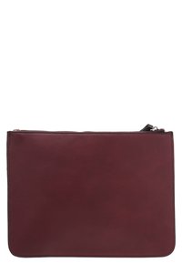 Funda plana de cuero marrón con cierre de cremallera superior y costuras visibles a lo largo de los bordes, sobre un fondo blanco.