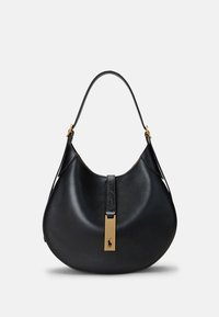 Bolso hobo de cuero negro con un acabado suave, silueta curvada y un accesorio de correa de metal dorado. Presenta una placa con el logo dorado.