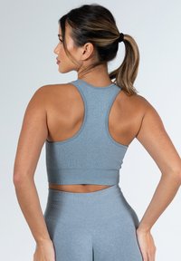 Heathergrijze geribbelde sportbeha met een hoge rug en racerback ontwerp, voorzien van een cropped stijl en uitsnede boven de tailleband.