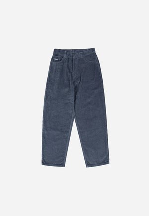 Pantalons en velours côtelé bleu marine avec une coupe décontractée, comportant deux poches avant et une poche arrière. Le tissu présente une texture côtelée visible.