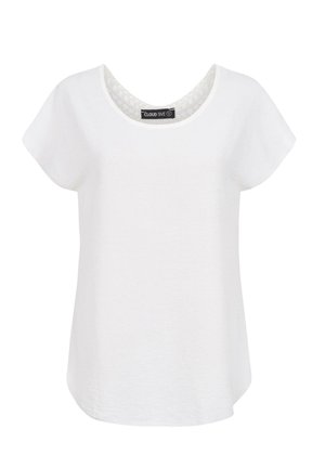 Weißes Kurzarm-T-Shirt aus weichem Stoff, mit einem Rundhalsausschnitt und einem gemusterten Innenkragen sowie einem lockeren Schnitt.