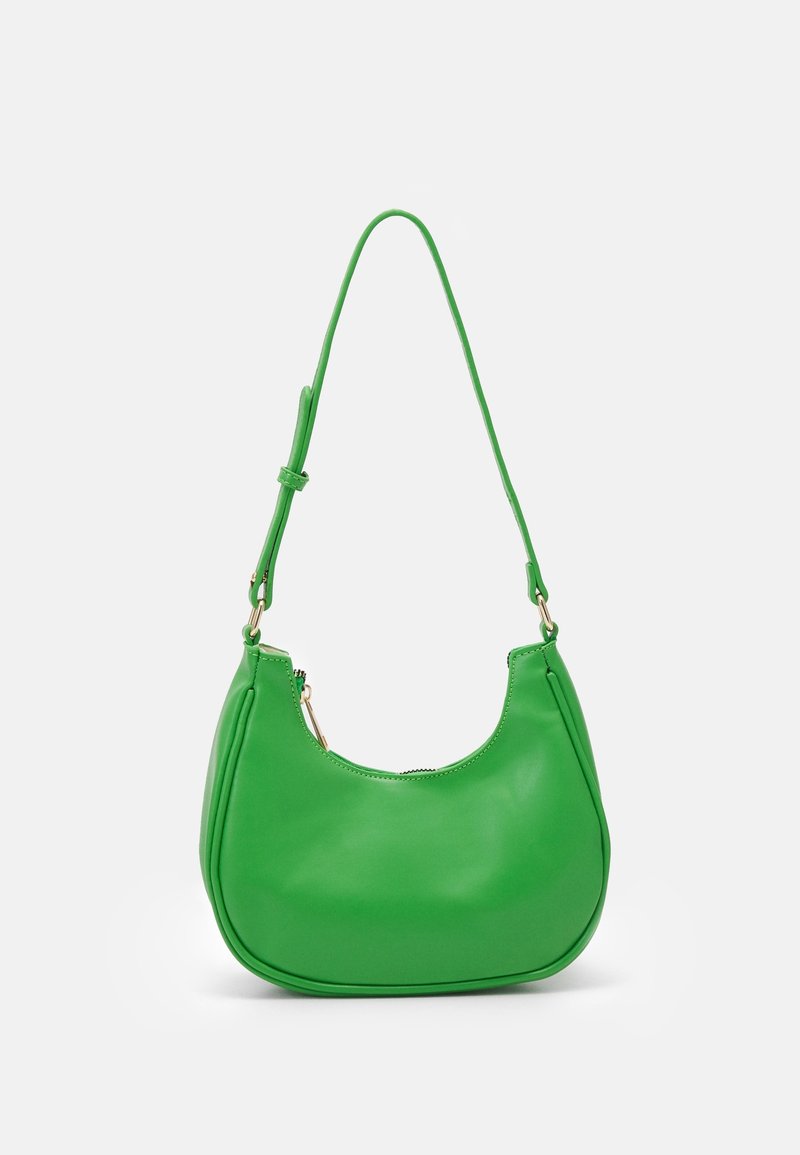 Zelená kožená taška přes rameno s zaobleným tvarem, zipovým uzávěrem a dlouhým nastavitelným popruhem. Hladký povrch a minimalistický design.