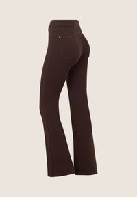 Pantalones acampanados marrones hechos de tejido elástico, con bolsillos traseros y adornos en tono dorado. Textura suave y ajuste entallado.