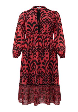 Rød og sort mønstret kjole med lange ærmer, samlet talje og rund halsudskæring; har et kontrasterende sort panel og en flydende nederdel.
