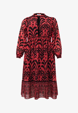 Rød og sort mønstret kjole med lange ærmer, samlet talje og rund halsudskæring; har et kontrasterende sort panel og en flydende nederdel.