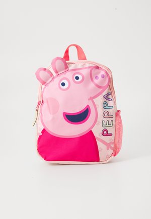 Zaino rosa per bambini con un grande volto di cartone animato di un maiale, occhi tondi, orecchie prominenti e il nome "Peppa" in lettere colorate.