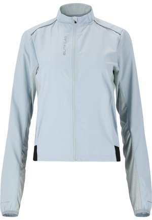 Chaqueta impermeable de color azul claro con cremallera frontal, paneles laterales de malla y detalles reflectantes. Cuenta con un cuello alto y mangas largas.
