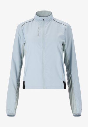 Lyseblå vandtæt jakke med lynlås foran, mesh sidelægningspaneler og reflekterende detaljer. Den har en høj krave og lange ærmer.