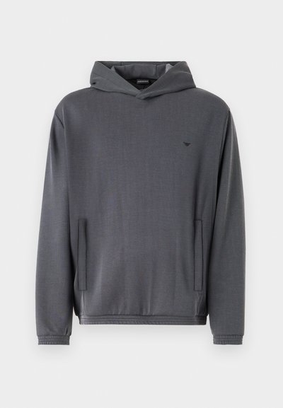 Mørk grå hettegenser med ribbet tekstur, to sidelommer og en diskret logo på brystet. Uformell, avslappet passform.