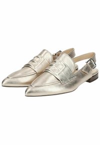 Metallic złote buty slingback z delikatnie spiczastym noskiem, z szerokim paskiem i akcentem w postaci klamry. Gładka tekstura i niska konstrukcja obcasa w formie słupka.