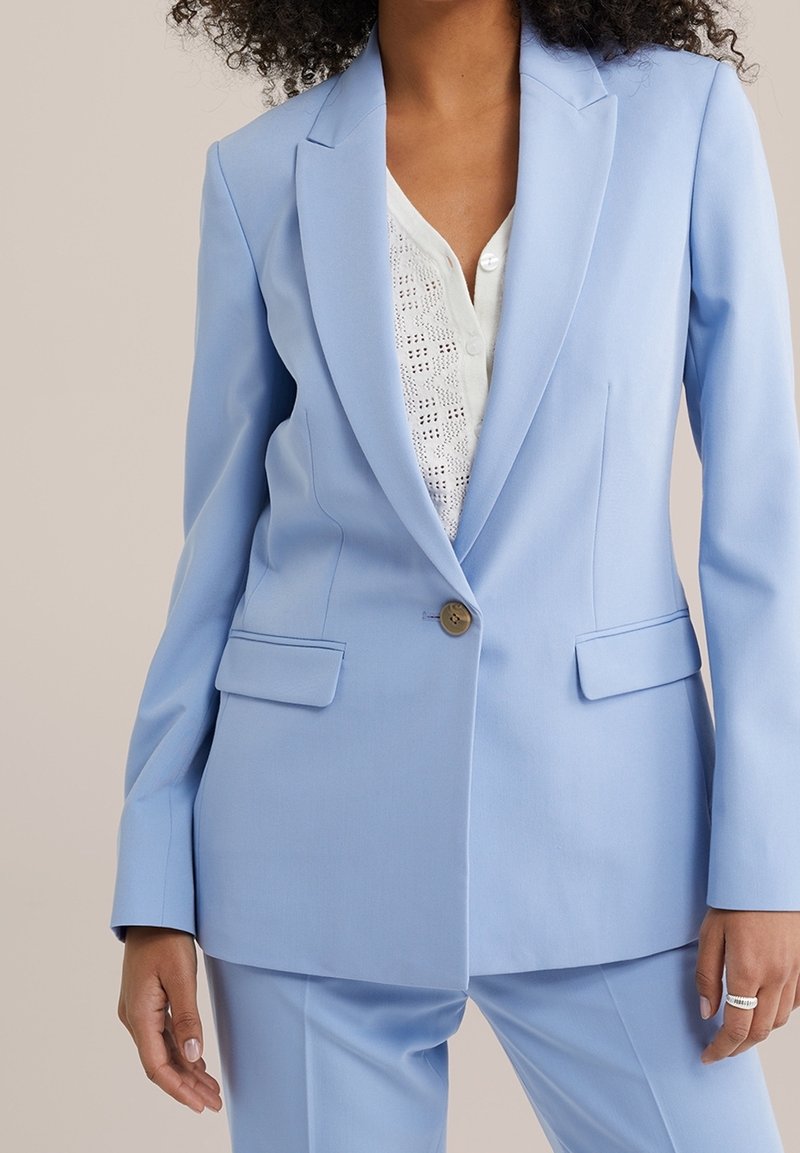 Ljusblå blazer i strukturerat material, med en knappstängning, slagkrage och två framfickor.