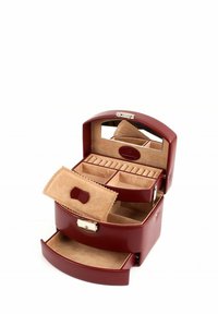 Boîte à bijoux en cuir bordeaux avec un couvercle courbé, plusieurs compartiments, un miroir et un tiroir. Intérieur doux couleur tan avec des accents en tissu texturé.