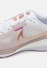 Nike Performance VOMERO 17 - Maanteejooksu jalatsid - platinum violet/metallic red bronze/white/hot fuchsia
