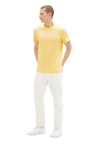 TOM TAILOR LOGO PRINT - T-shirts print - gelb