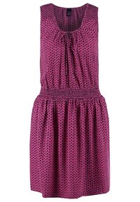 Vestido sin mangas de color rosa con un patrón geométrico, cinturilla elástica y detalle de cordón en el escote. Tejido ligero, ajuste casual.