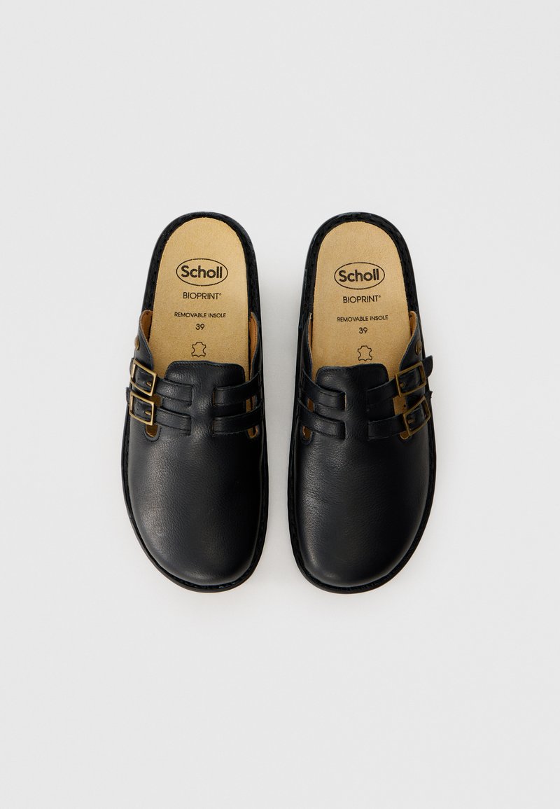 Sabots en cuir noir avec une texture lisse, dotés de deux sangles réglables et d'un design à bout rond. Semelles intérieures amovibles incluses.