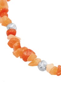 Halskette aus Naturstein mit unregelmäßigen orange und hellorangefarbenen Steinen, die mit silbernen Metallperlen für den Kontrast durchzogen sind.