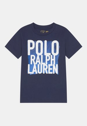Marineblå t-shirt med korte ærmer med en firkantet blå baggrund og stor hvid tekst "POLO RALPH LAUREN" på fronten.