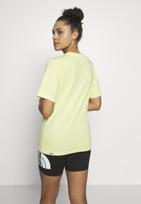 The North Face RELAXED SIMPLE DOME  - T-shirt basic - stinger yellow