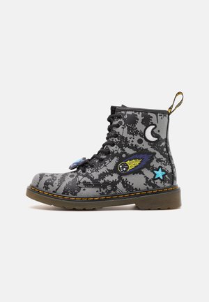 couleurs lacets doc martens