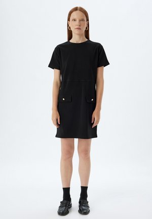 Schwarzes Kurzarmkleid aus glattem Stoff, mit taillierter Passform, zwei Vordertaschen mit goldenen Knopfakzenten und einem runden Ausschnitt.