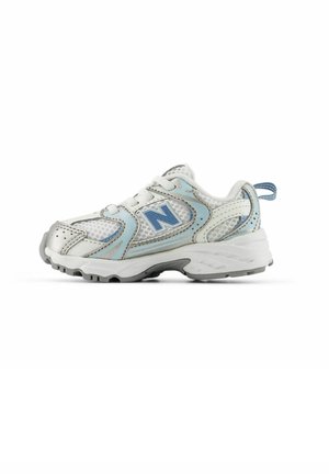Weiße und hellblaue Sportschuh mit Mesh-Obermaterial, Schnürverschluss, robuster Sohle und "N"-Logo an der Seite.