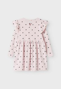 Roze jurk met lange mouwen en een gerimpelde schouder, met een patroon van kleine zwarte hartjes, een keyhole sluiting aan de achterkant en een gehaakte rok.