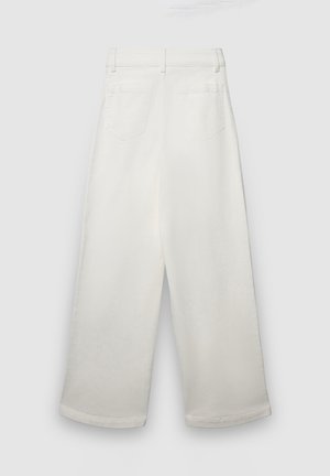 Pantaloni bianchi a gamba larga con una texture liscia, caratterizzati da una vita alta, due tasche posteriori e orli risvoltati, progettati per una vestibilità comoda.