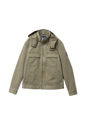Giacca con cappuccio verde oliva, chiusura anteriore con zip, due tasche a soffietto sul petto, due tasche laterali e toppe ricamate sul petto e sulla manica.