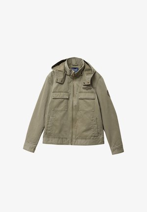 Olijfgroene hooded jack met rits aan de voorkant, twee borstflapzakken, twee zijzakken en geborduurde patches op de borst en mouw.