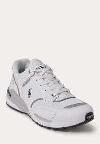 Bílé sportovní boty s vrškem z prodyšné síťoviny a syntetické kůže. Disponují šněrováním, akcenty loga a šedými detaily. Texturovaná gumová podrážka.